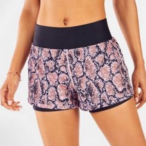 Fabletics Olesia Shine Short, Black Shine/Byzantine Posie
